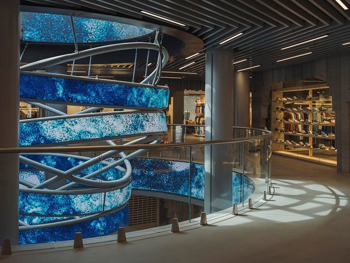 En el centro del espacio destaca una escultura suspendida