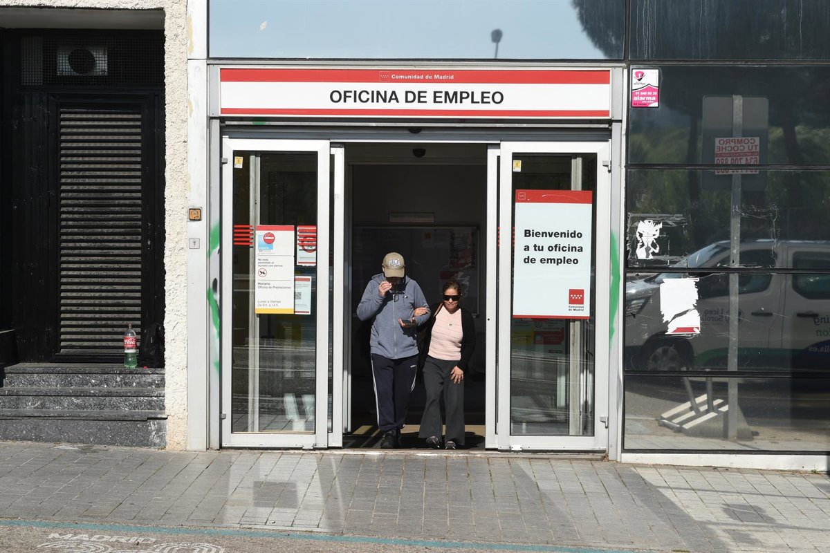 El paro sube en 21.905 personas en agosto empujado por los servicios, pero sigue en mínimos de 2007