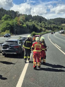 Una herida leve en la colisión de dos coches y un camión en la A-8 en Hazas de Cesto