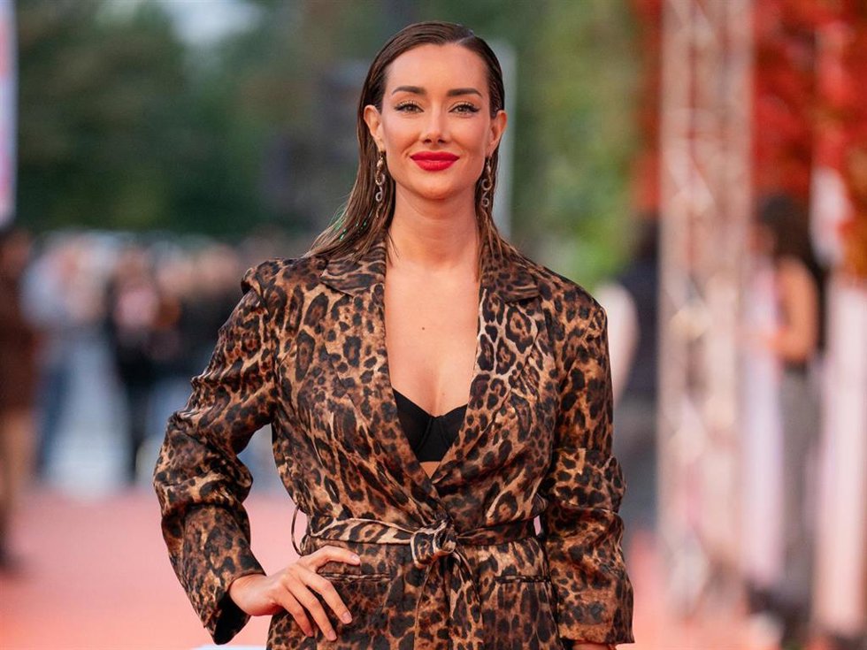 Adara Molinero posa en la alfombra naranja de la XVII edición del FesTVal de Vitoria