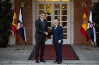 Archivo - El presidente del Gobierno, Pedro Sánchez (i), recibe al presidente de Ceuta, Juan Jesús Vivas (d), en el Palacio de La Moncloa, a 22 de noviembre de 2024, en Madrid (España). Sánchez cierra hoy su ronda de encuentros bilaterales con los líderes