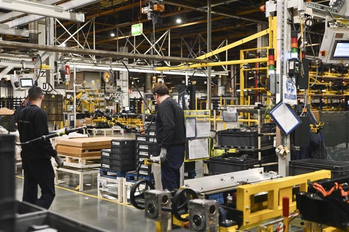 Archivo - Trabajadores en la planta de Stellantis en Figueruelas (Zaragoza).
