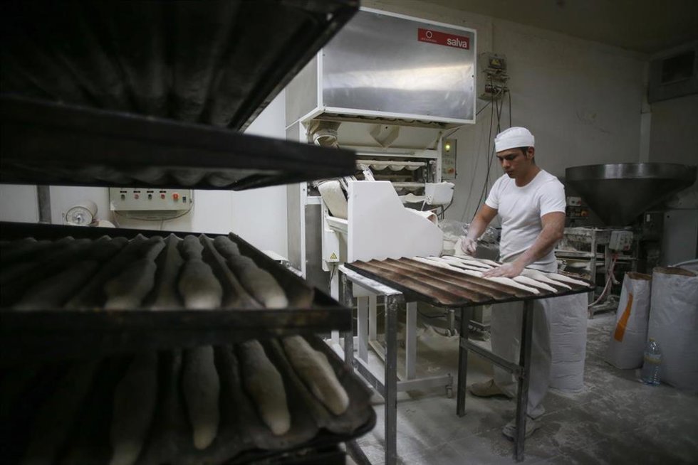Archivo - Un trabajador prepara barras de pan en el obrador de la Panaderia Migas, a 28 de octubre de 2022, en Lugo, Galicia (España). 