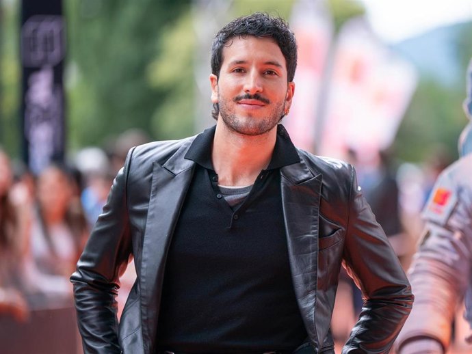 El cantante Sebastián Yatra posa en la alfombra naranja de la XVII edición del FesTVal de Vitoria durante la presentación de la nueva temporada de 'La Voz'