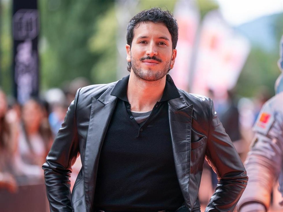 El cantante Sebastián Yatra posa en la alfombra naranja de la XVII edición del FesTVal de Vitoria durante la presentación de la nueva temporada de 'La Voz'