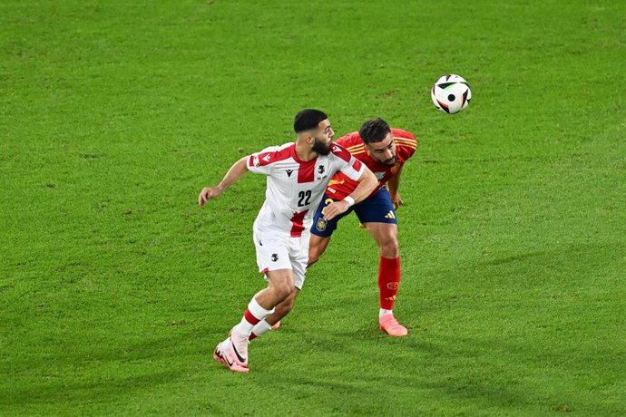 Archivo - 30 June 2024, North Rhine-Westphalia, Cologne: Georgia's Georges Mikautadze (L) and Spain's Dani Carvajal battle for the ball during the UEFA EURO 2024 round of 16 soccer match between Spain and Georgia at the Cologne Stadium. Photo: David Inder