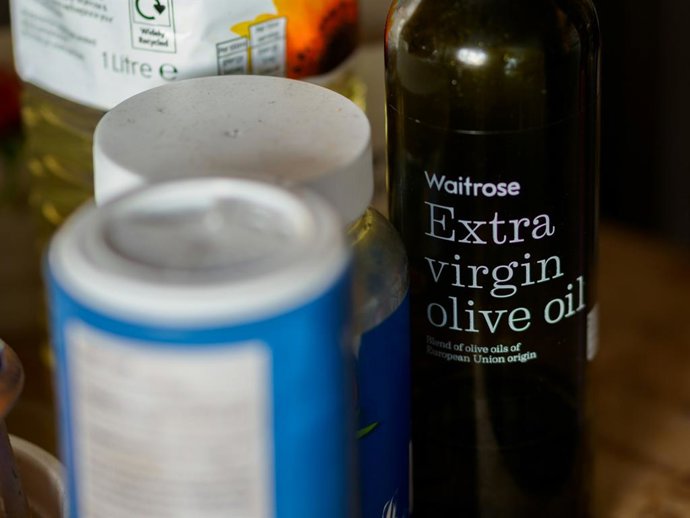 Qué pasa al mezclar aceite de oliva con bicarbonato y por qué debes tener cuidado