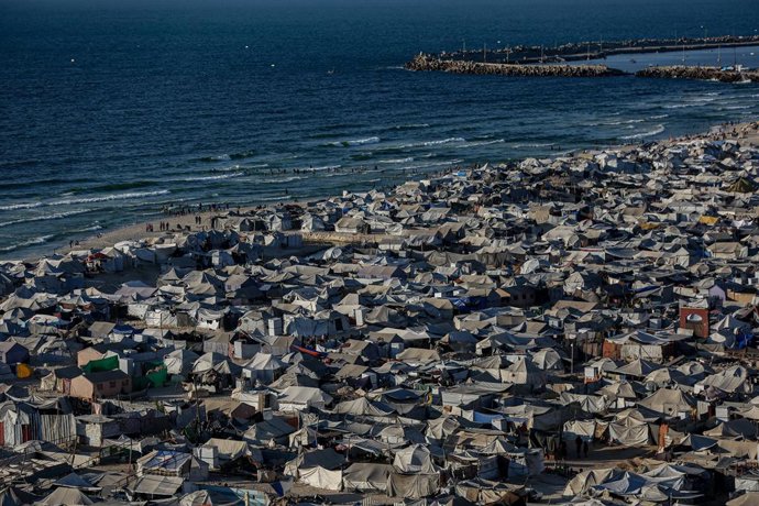 01 de setembro de 2025, Territórios Palestinos, Gaza: Vista de acampamentos improvisados na Cidade de Gaza enquanto os palestinos, privados de necessidades básicas como abrigo, comida e água potável, lutam para sobreviver em condições de vida difíceis em 