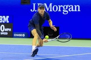01 September 2025, US, Flushing Meadows: Italian tennis player Jannik Sinner Jannik Sinner reaches for a backhand during a match against Kazakh tennis player Alexander Bublik on Day 9 of the 2025 US Open at USTA Billie Jean King National Tennis Center Pho