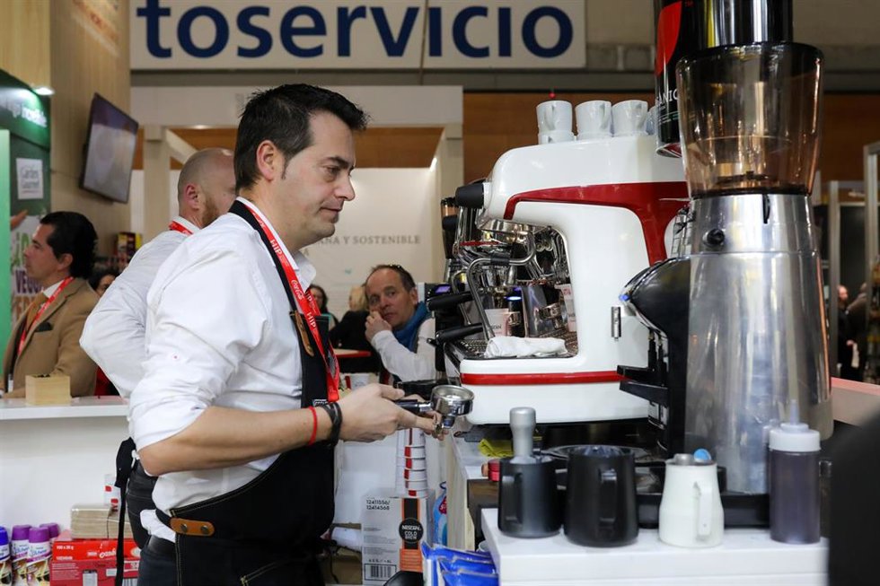Archivo - Un camarero prepara café en un bar. 