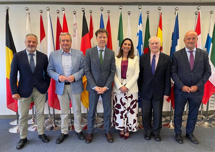 La consejera Sara Rubira junto con representantes de Apoexpa y Proexport en la reunión con el embajador jefe de la Delegación de la Unión Europea en Hong Kong, Harvey Rouse