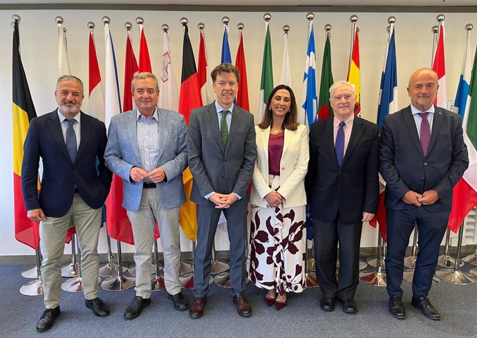 La consejera Sara Rubira junto con representantes de Apoexpa y Proexport en la reunión con el embajador jefe de la Delegación de la Unión Europea en Hong Kong, Harvey Rouse