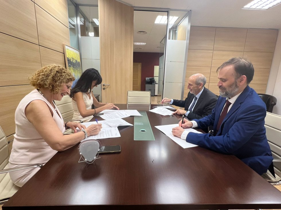 Firma de María Ángeles Ugalde y Laura Aradilla