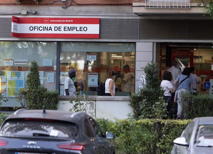 Varias personas hacen cola en una oficina del SEPE, a 4 de agosto de 2025, en Madrid (España). 
