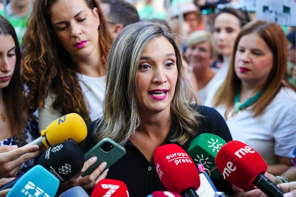 La vicesecretaria general del PSOE-A, María Márquez, atiende a los medios en la convocatoria de sindicatos y 'mareas blancas' de Andalucía para presentar firmas en apoyo a una Iniciativa Legislativa Popular (ILP) sobre sanidad.