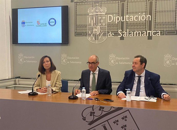 El Presidente De La Diputación, Javier Iglesias (C), Junto A La Directora General De Comercio Y Consumo, María Petit (Izquierda) ,Y El Presidente De AESCO, Benjamín Crespo (Derecha).