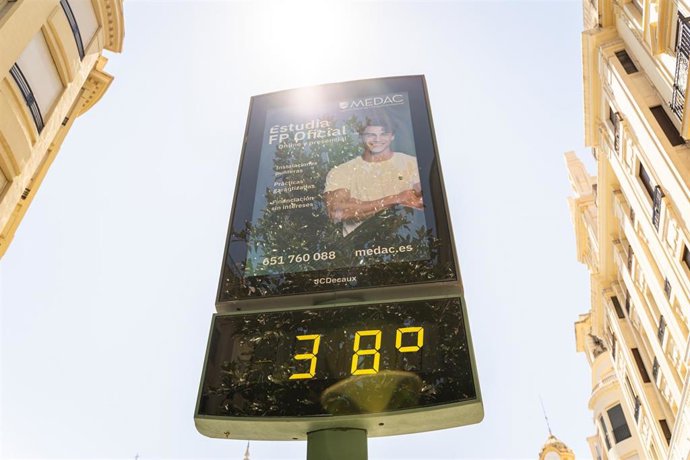 Archivo - Un termómetro marca temperaturas cerca de 40º en la capital cordobesa, a 19 de agosto de 2024 en Córdoba (Andalucía, España).  