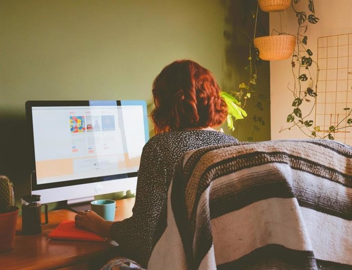 Archivo - Una trabajadora autónoma.