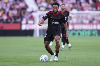 Chidera Ejuke of Sevilla FC controls the ball during the Spanish league, La Liga EA Sports, football match played between Girona FC and Sevilla FC at Estadio de Montilivi on August 30, 2025 in Girona, Spain.