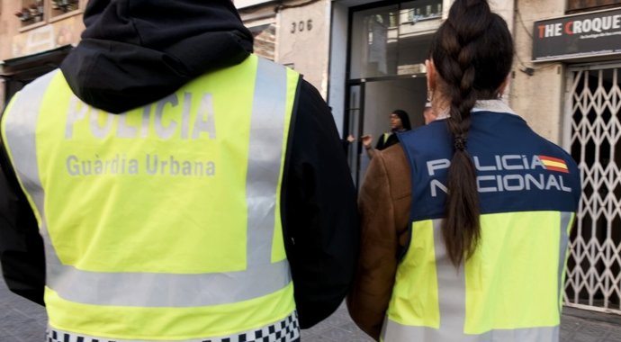 Un agent de la Guàrdia Urbana de Barcelona junt amb un de la Policia Nacional.