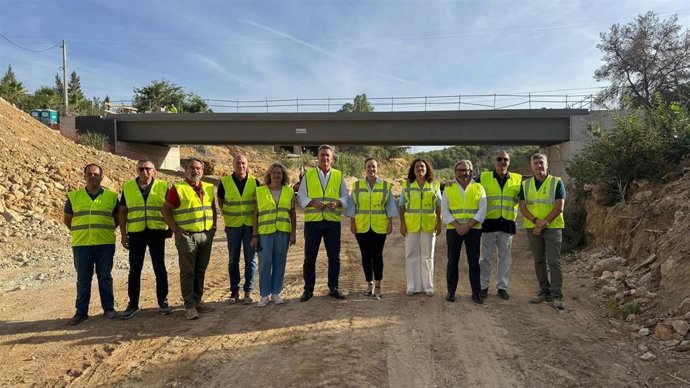 El conseller de Medio Ambiente, Vicente Martínez Mus, visita el estado de las obras de reconstrucción de la carretera de Godelleta (Valencia)