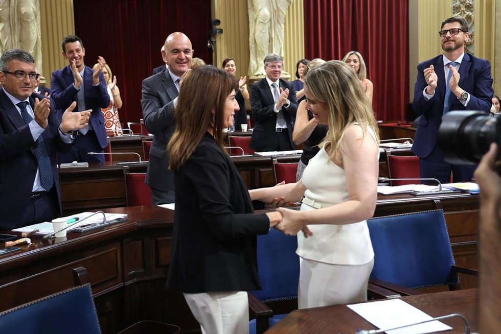 Archivo - La presidenta del Baleares, Marga Prohens (d), y la portavoz de Vox, Manuela Cañada (i), celebran la aprobación de los presupuestos durante un debate de presupuestos autonómicos en el Parlament Balear, a 9 de julio de 2025, en Palma