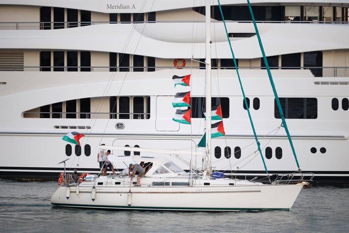 La Global Sumud Flotilla torna a partir des del Port de Barcelona, a 1 de setembre de 20256, a Barcelona, Catalunya (Espanya). La vintena d'embarcacions de la Global Sumud Flotilla que van haver de tornar el diumenge a la nit al Port de Ba