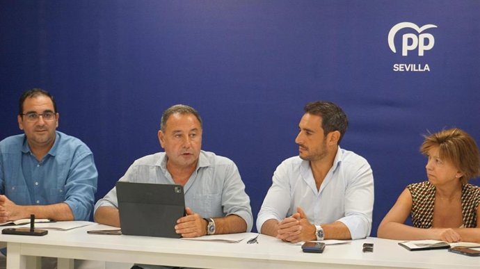 Ricardo Sánchez y Agustín Aguilera, en el centro, durante la celebración del comité provincial del PP.
