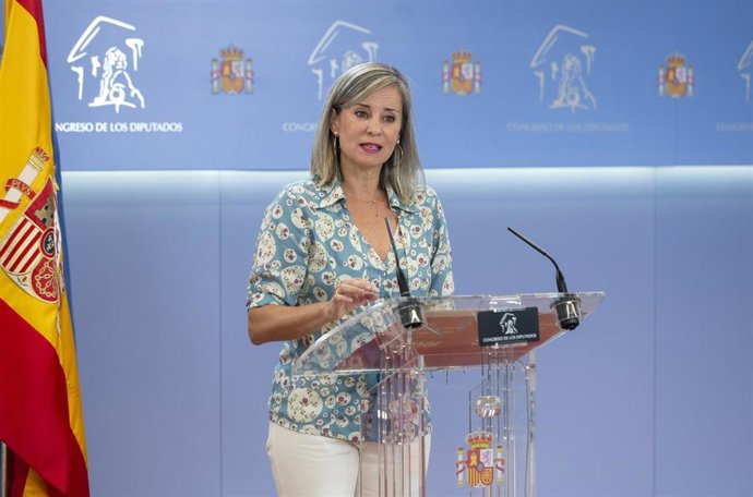 La portavoz de Sumar en el Congreso, Verónica Martínez, durante una rueda de prensa anterior a la Junta de Portavoces,  a 2 de septiembre de 2025, en Madrid (España).