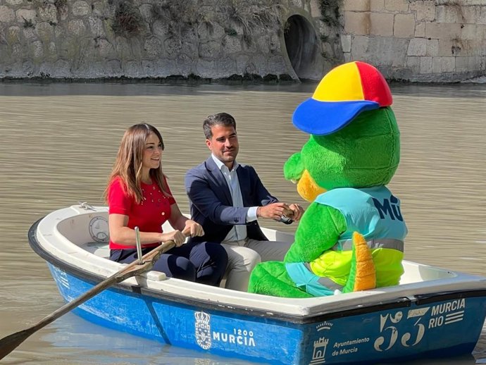 La vicealcaldesa y concejala de Fomento y Patrimonio, Rebeca Pérez, y el edil de Cultura e Identidad, Diego Avilés, pasean junto a Drilo en una barca