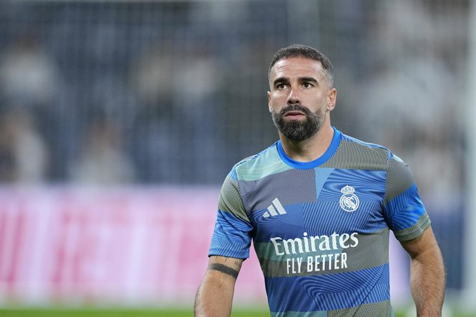 Daniel Carvajal, do Real Madrid CF, aquece durante a partida de futebol da Liga Espanhola, LaLiga EA Sports, disputada entre o Real Madrid e o RCD Mallorca no estádio Santiago Bernabeu em 30 de agosto de 2025, em Madri, Espanha.