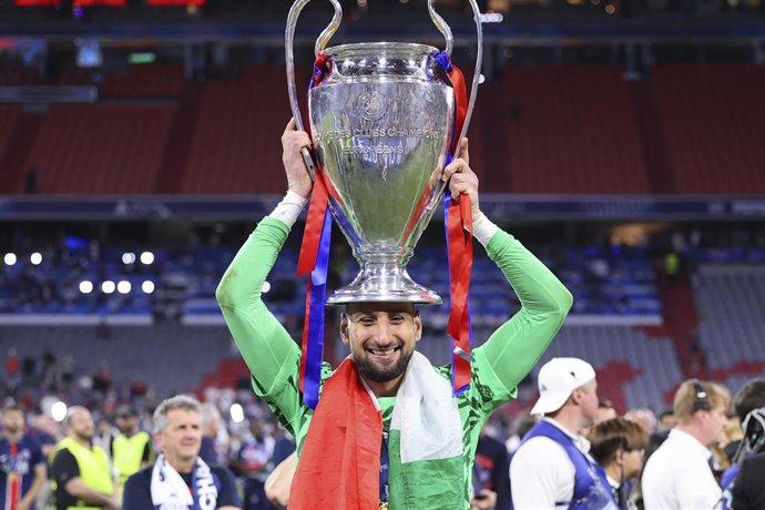 Archivo - El portero italiano Gianluigi Donnarumma con el trofeo de la Liga de Campeones.