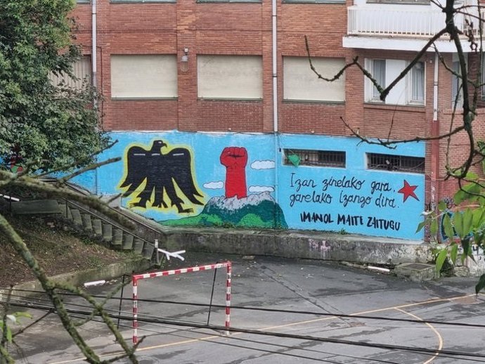 Mural en homenaje a un miembro de ETA en un colegio de San Sebastián.