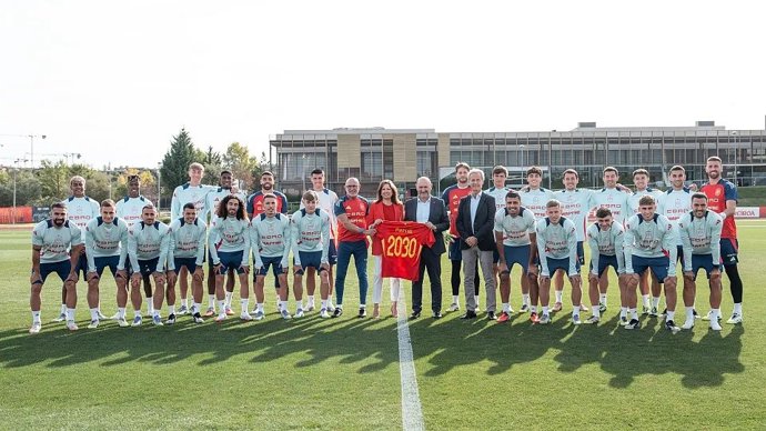 El presidente de la RFEF, Rafael Louzán, y la CEO de MAPFRE Iberia, Elena Sanz, junto a la selección española.