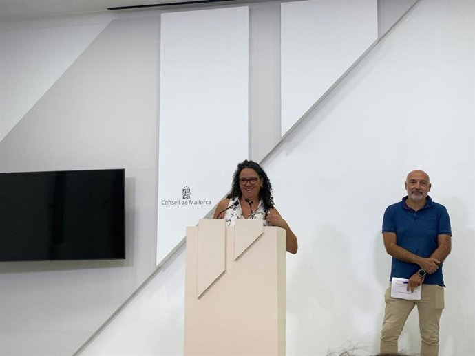 La portavoz del PSIB en la institución insular, Catalina Cladera, y el conseller socialista Andreu Serra