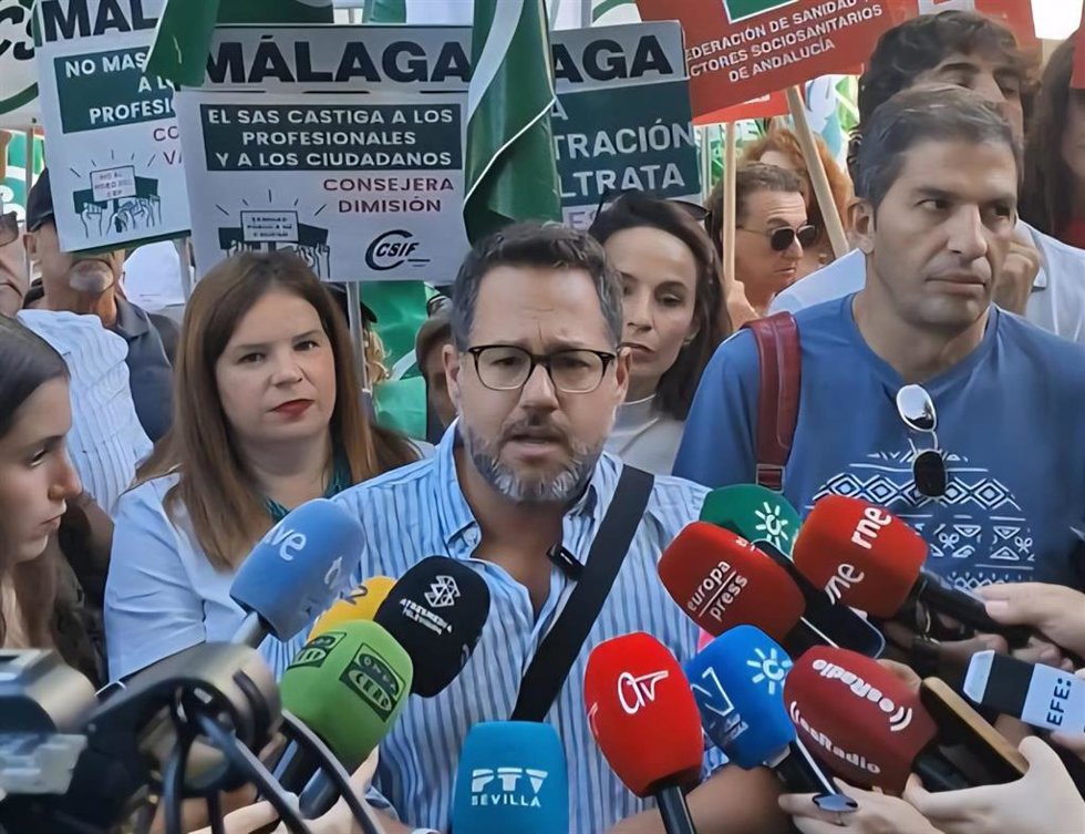 El portavoz de Adelante Andalucía, José Ignacio García, atiende a los medios al asistir al acto de entrega de firmas en apoyo de una Iniciativa Legislativa Popular (ILP) sobre sanidad.