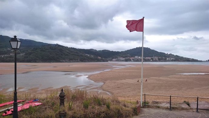 Archivo - Playa vizcaína con bandera roja.