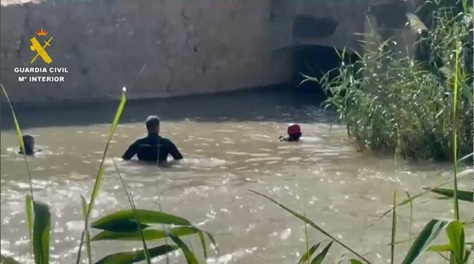 Efectivos del GEAS de la Guardia Civil durante la búsqueda del hombre desaparecido cuando se bañaba en la playa fluvial del paraje de El Jarral, en Abarán (Murcia)