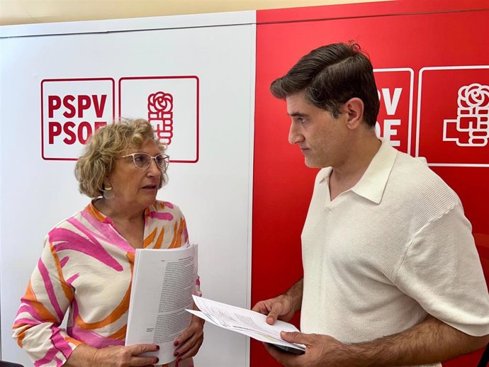 La portavoz del PSPV en el Ayuntamiento de Alicante, Ana Barceló (i), y el concejal socialista Raúl Ruiz (d)