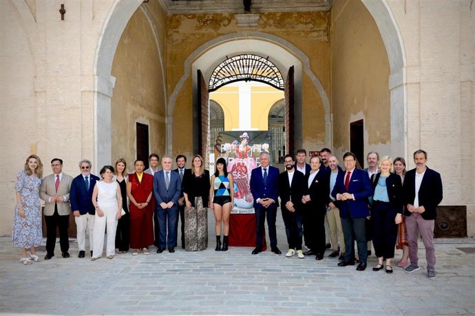 Archivo - Foto de familia tras  la presentación del Festival de Ópera, en imagen de archivo.