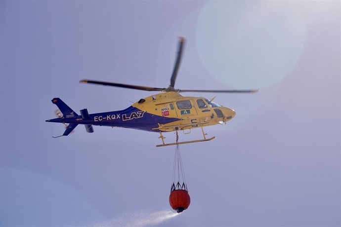 Medios aéreos combaten un incendio declarado en la zona de Monte Coronado en Málaga 