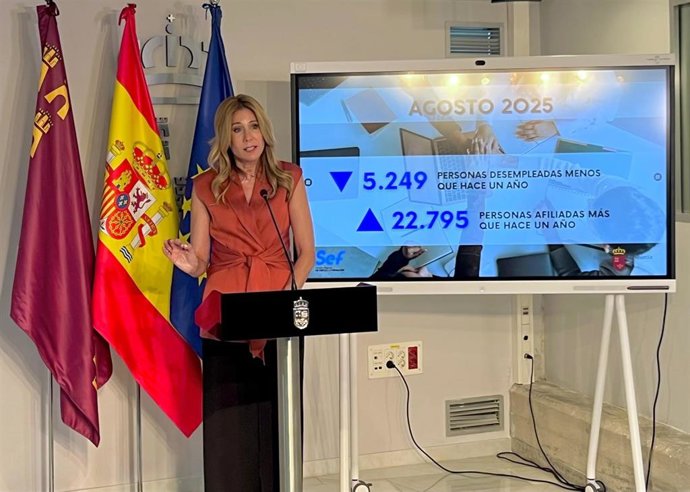 La consejera de Empresa, Empleo y Economía Social, Marisa López Aragón, durante una rueda de prensa