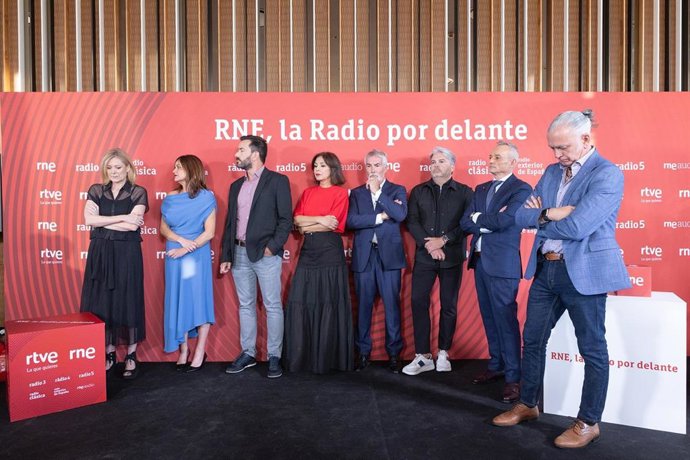 Presentadores de RNE guardan un minuto de silencio por Gaza durante la presentación de la programación de la cadena.