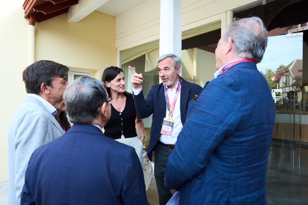 El presidente de Aragón, Jorge Azcón (c), junto a la alcaldesa de Santander, Gema Igual (i), antes de participar en el seminario de AMETIC de Santander, en la Universidad Internacional Menéndez Pelayo (UIMP), 2 de septiembre de 2025, en Santander,