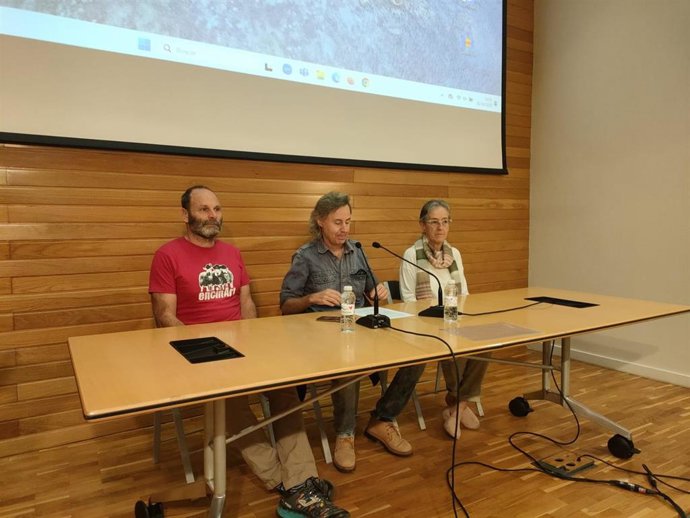 El agente forestal, Rafael Tapia, en el centro, junto al también compañero, Orlando Faulín, y una representante de la asociación Rosalia Alpina, Ana Marrodán, en comparecencia de prensa