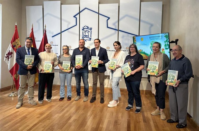 El presidente de la Diputación de Valladolid, Conrado Íscar, junto a representantes de las entidades colaboradoras en la presentación de la Guía de Actividades para los Centros Educativos 2025/2026.