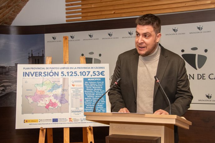 Archivo - El diputado provincial Javier Prieto en una imagen de archivo durante la presentación de la Red Provincial de Puntos Limpios