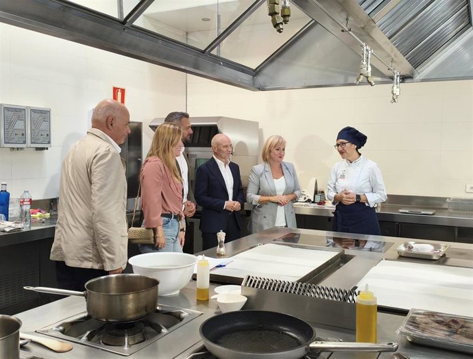 La consejera de Industria, Comercio y Empleo,, Leticia García, (segunda por la derecha) en la Escuela Internacional de Cocina de Valladolid.