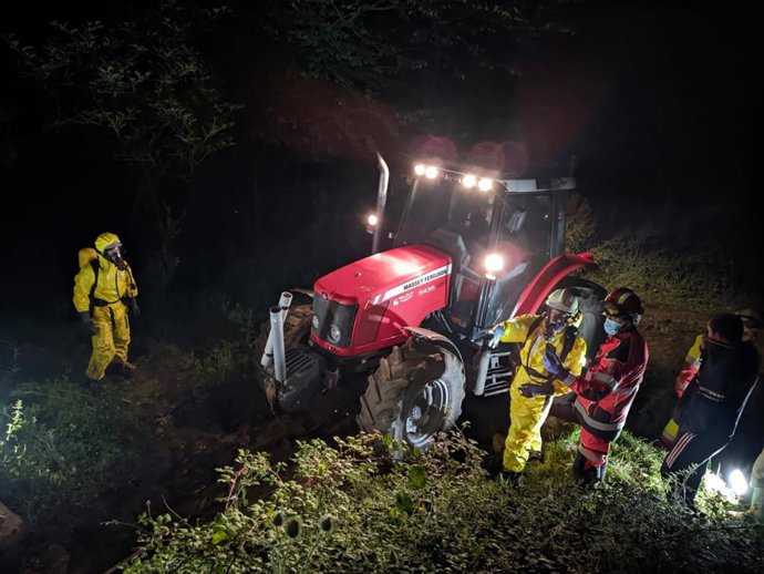 Archivo - Efectivos durante la intervención en la cabaña de San Roque de Riomiera donde se encontraron 25 vacas muertas