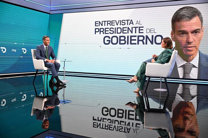 El presidente del Gobierno, Pedro Sánchez, y la periodista y presentadora del TD2, Pepa Bueno, durante una entrevista, a 1 de septiembre de 2025, en Madrid (España).